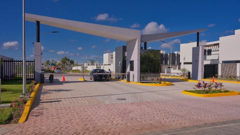vista de la entrada principal y estacionamiento de visitas