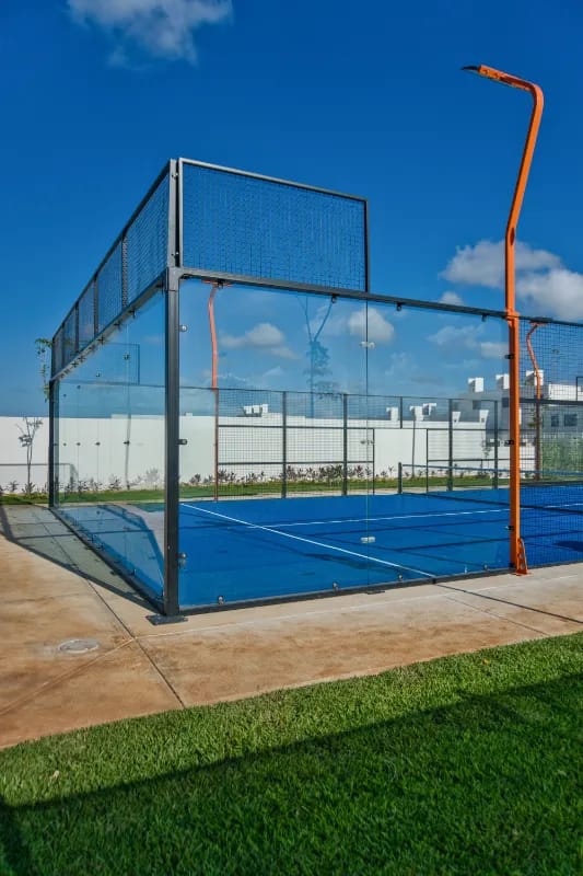 vista de lado de la pista de padel