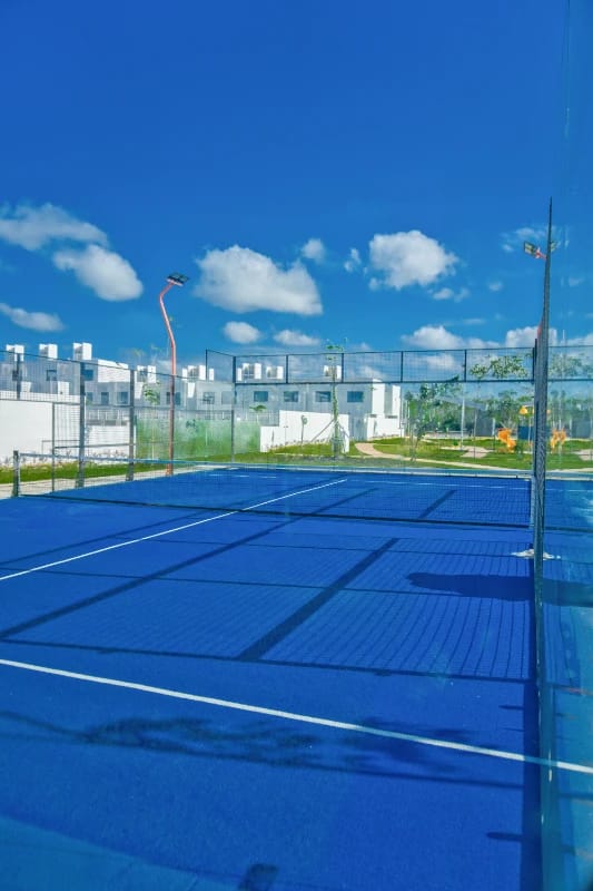 en la pista de padel, hay jardines al rededor
