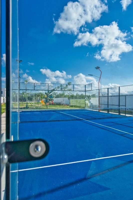 pista de padel y juegos infantiles al fondo