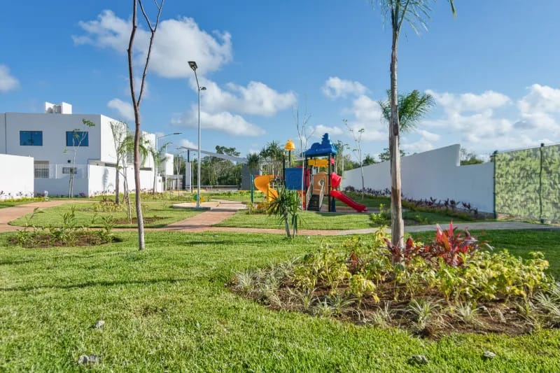 plano de los jardines, juegos infantiles y en el fondo se ve el estacionamiento de visitas