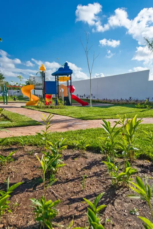 juegos infantiles rodeados de jardines